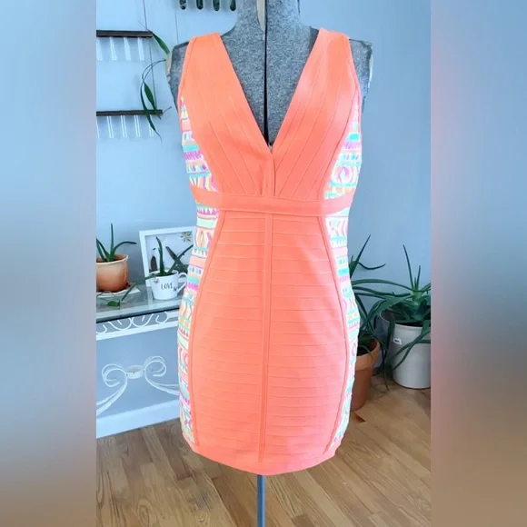 V-Neck Sleeveless Bandage Dress with Colorful Side Panels - Picture 3 of 4